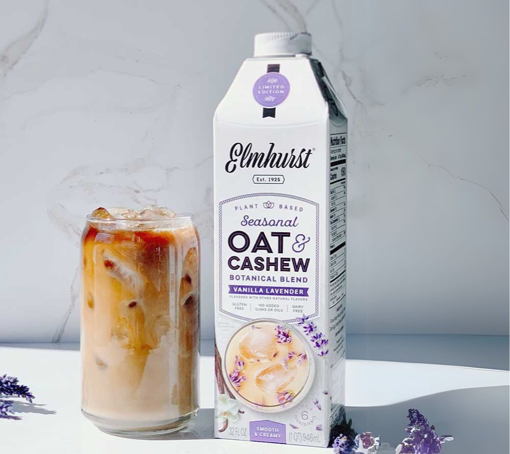 Vanilla Lavender Botanical Blend von Elmhurst kaufen ☆ Sanfte Vanille & Lavendel ☆ Vegan, laktosefrei, glutenfrei ☆ Perfekt für Iced Latte ☆ Jetzt kaufen!