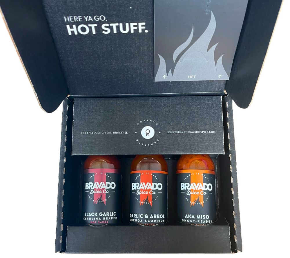 Super Hot Sauce Set von Bravado Spice Co. kaufen ☆ Mit Reaper, Scorpion & Ghost Pepper ☆ Extra scharf für echte Chili-Fans ☆ Drei Sorten im Set ☆ Jetzt probieren – wenn du dich traust!