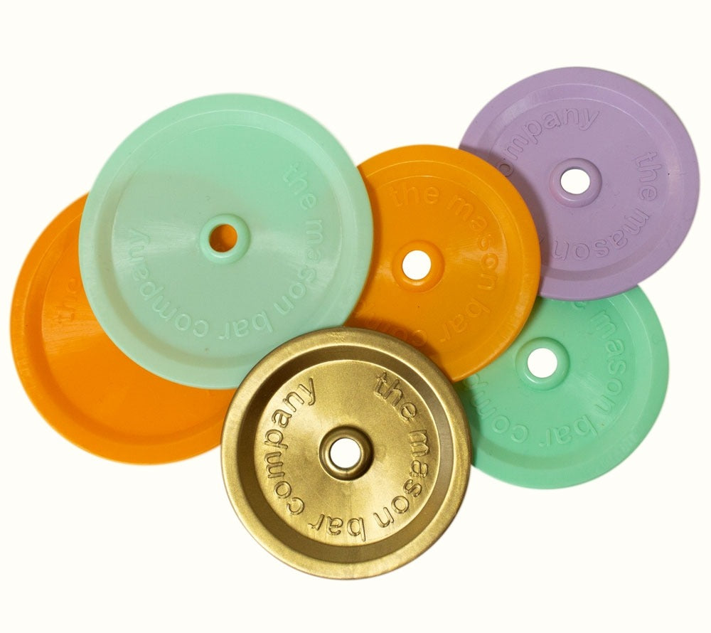 Farbige Deckel mit Trinkhalm-Aussparung für Mason Ball Jars kaufen – BPA-frei, spülmaschinengeeignet & wiederverwendbar