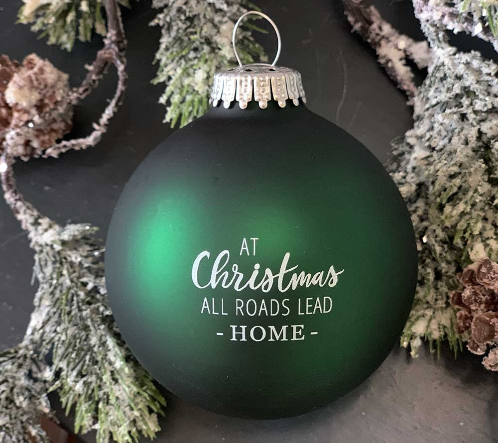 At Christmas All Roads Lead Home Weihnachtsbaumschmuck online kaufen – Grüne Glas-Kugel mit Weihnachtsbotschaft