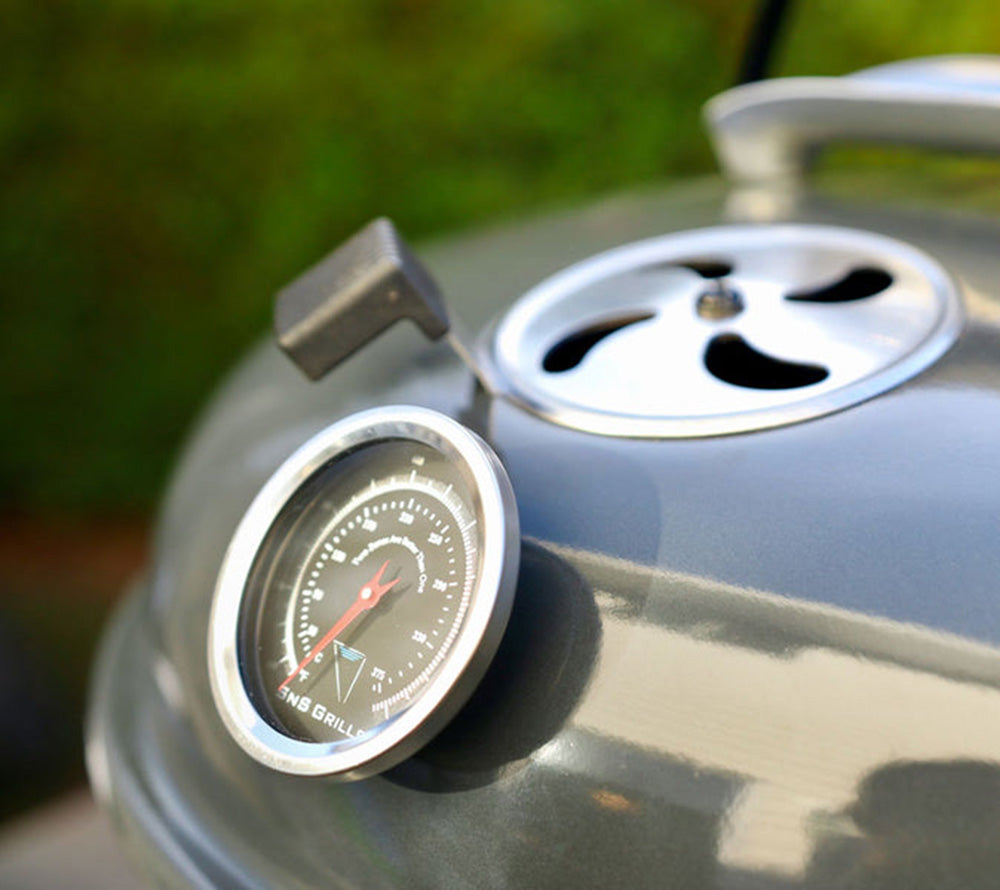 Der Slow 'N Sear® Travel Kettle Grill mit 18-Zoll-Kochfläche aus rostfreiem Stahl ist der ideale Begleiter beim Camping oder Caravaning, macht aber auch im heimischen Garten eine gute Figur.