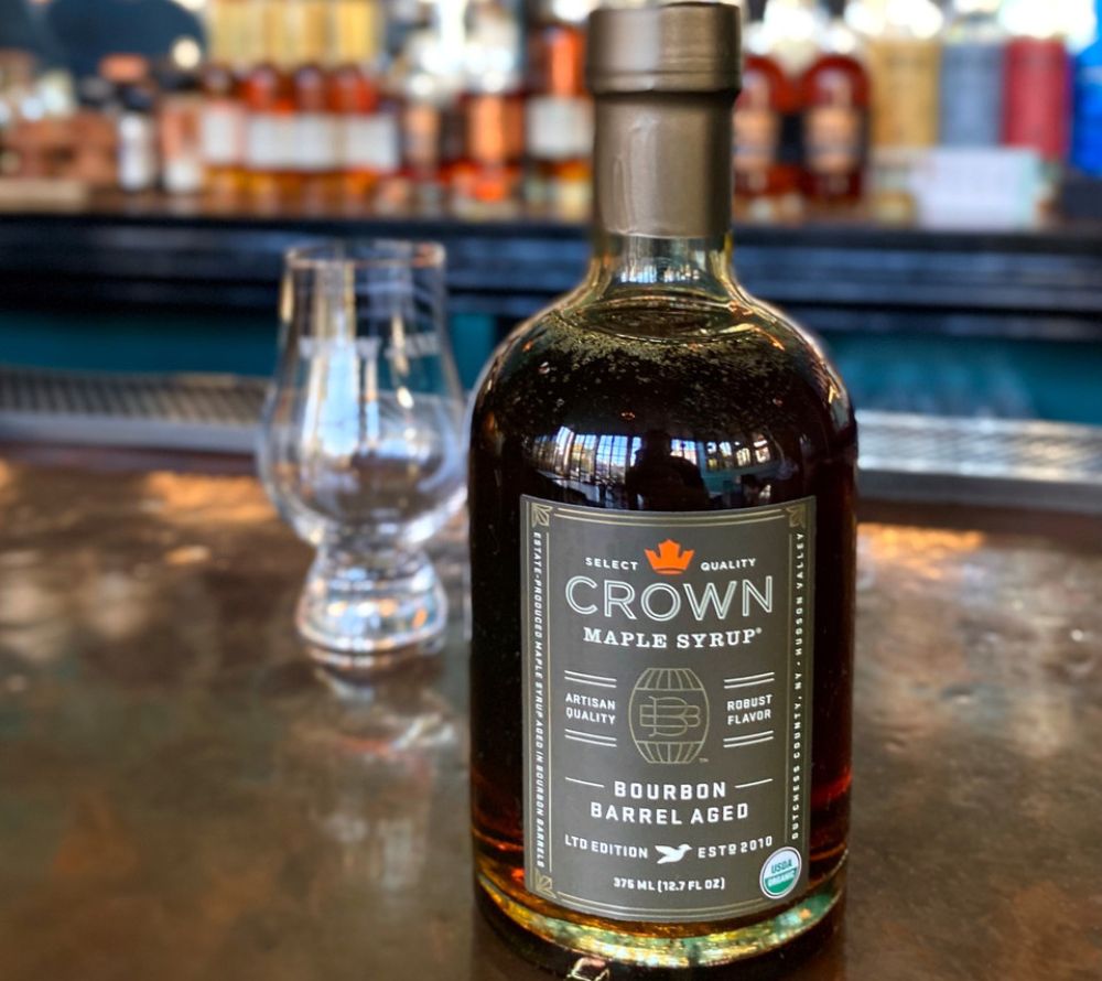 Bourbon Barrel Ahornsirup von Crown Maple online bestellen – Rauchig, Vanille & Eichenaroma