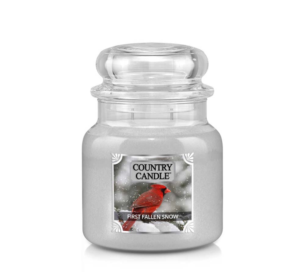 First Fallen Snow Duftkerze von Country Candle – Winterduft mit Beeren & Zitrus online bestellen