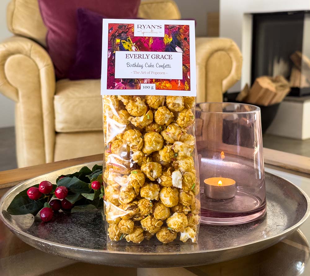 Everly Grace Popcorn Birthday Cake online kaufen – karamellig mit bunten Streuseln, ideal für Feiern