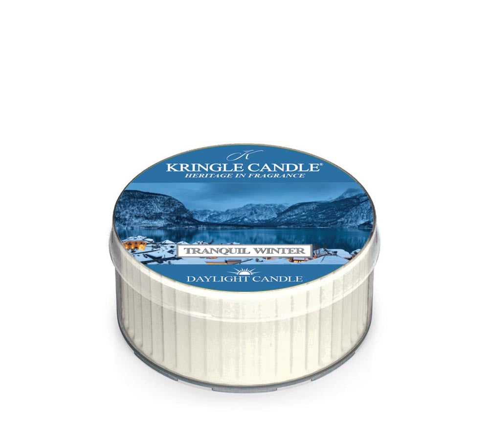 Duftkerze Tranquil Winter von Kringle Candle kaufen ☆ klare, frische Noten ☆ perfekt für entspannende Winterabende ☆ internationaler Versand