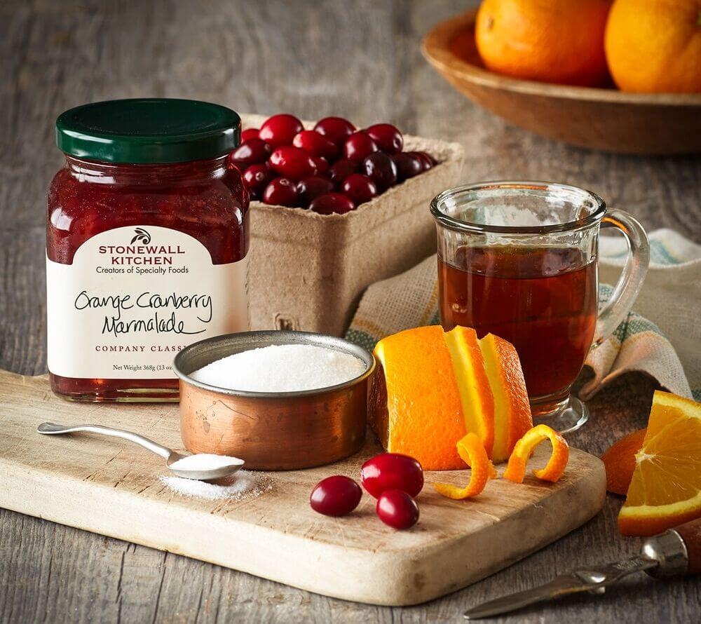Orange Cranberry Marmalade von Stonewall Kitchen ☆ Klassischer Fruchtaufstrich mit orangenschalen und süßen Cranberries ☆ Perfekt auf Toast, Croissants oder Pancakes ☆ Verfeinert Saucen und Aioli. Jetzt genießen!