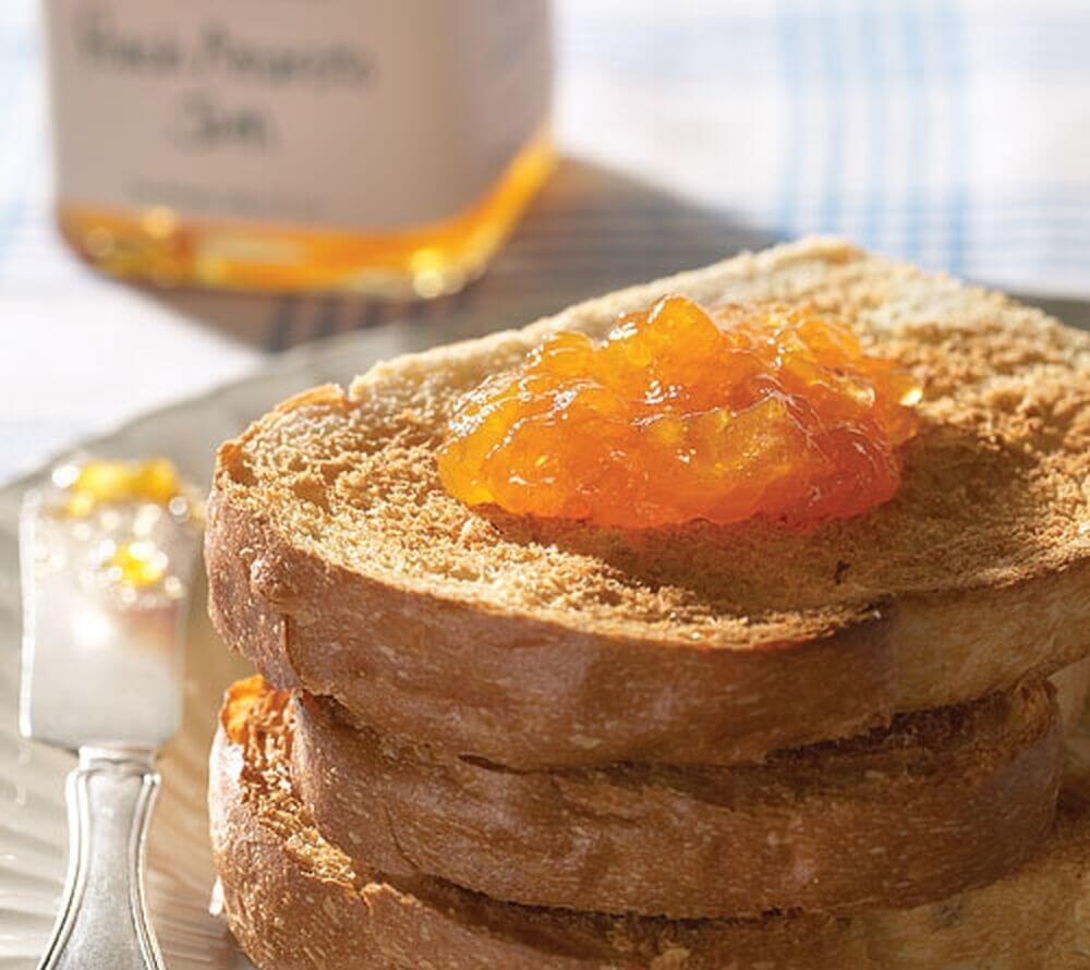 Stonewall Kitchen ist in Amerika bekannt für köstliche Marmeladen, Konfitüren, Jams und Jellys. Das intensive Aroma von frischen, fruchtigen Pfirsiche kombiniert mit köstlichem Amarettolikör als Fruchtaufstrich ist eine köstliche Kreation.