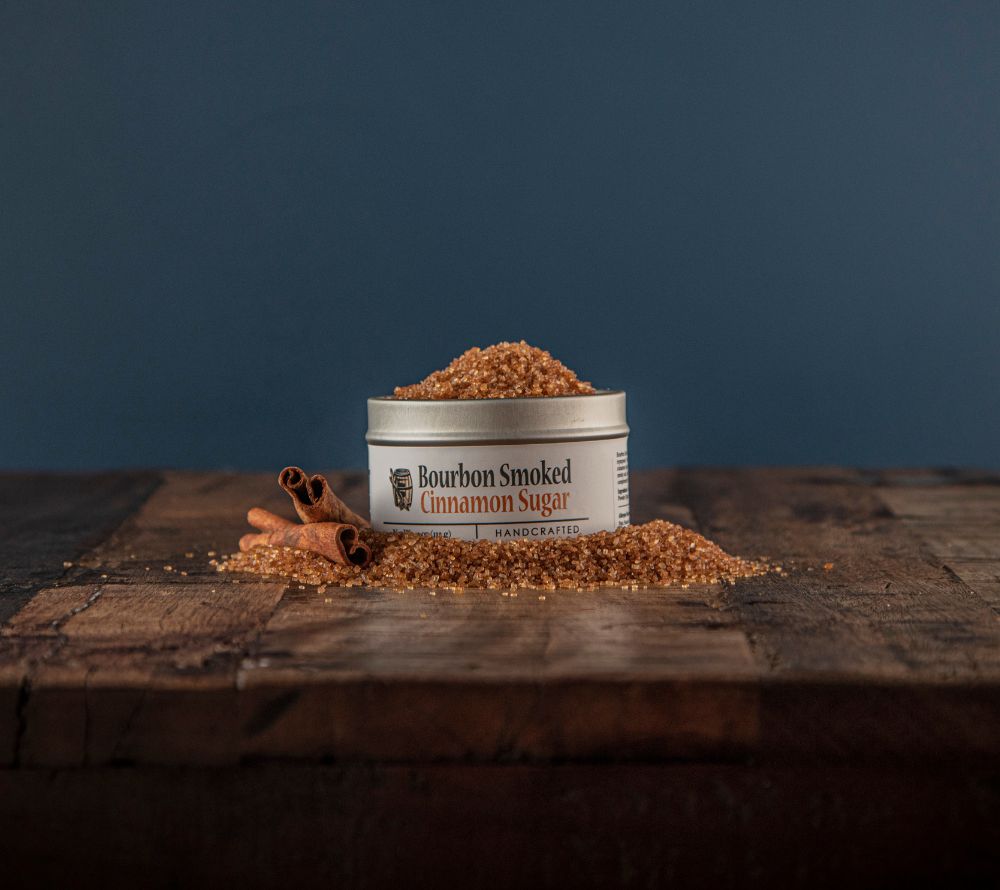 Bourbon Smoked Cinnamon Sugar von Bourbon Barrel Foods bei American Heritage – geräucherter Zucker mit Zimt für Desserts, Kaffee, Tee & Cocktails.