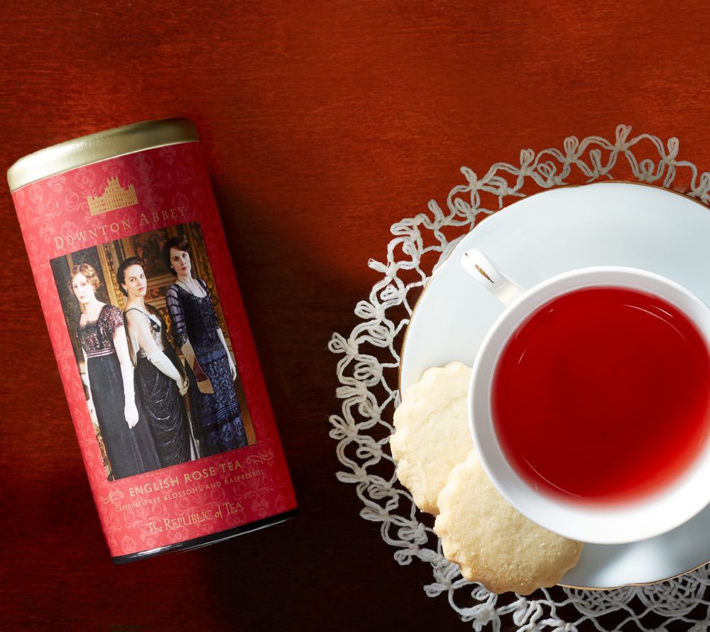 Downton Abbey English Rose Tea von The Republic of Tea ☆ Metalldose mit 36 Beuteln ☆ leichter Früchtetee ☆ Himbeeren, Hibiskus, Hagebuttenrinde & Rosenblättern ☆Jetzt bestellen!