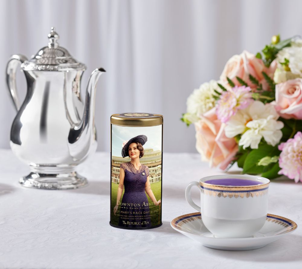 Downton Abbey® Lady Mary's Race Day Herbal Blend kaufen ☆ Fruchtig-frischer Kräutertee ☆ Heidelbeere, Kirsche & Zitrus ☆ Heiß oder als Latte ☆ Jetzt probieren!