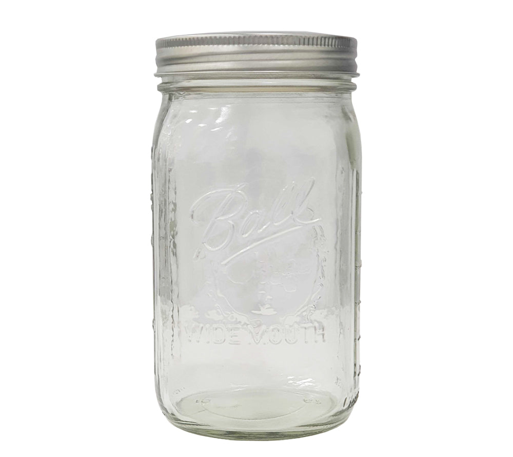 Ball Jars sind sehr dekorativ und sind derzeit der große Renner auf Pinterest. Als Kerzenglas, für die Knopfsammlung und sogar als Blumenvase - die Einsatzmöglichkeiten von Ball Jars sind schier grenzenlos.
Das Glas hat eine extra weite Öffnung für leichteres Befüllen.