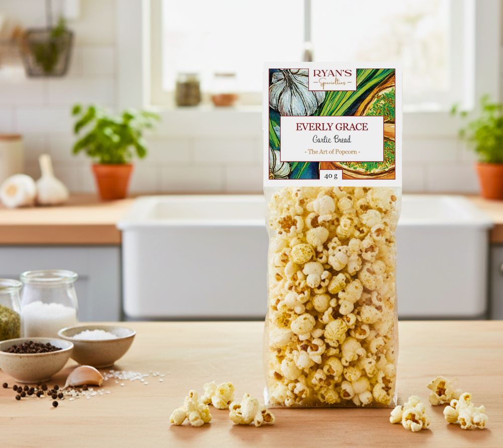 Everly Grace Garlic Bread Popcorn – luftgepoppt, würzig und verfeinert mit Knoblauch, Oregano und Pfeffer. Handgefertigt ohne künstliche Zusätze – der perfekte herzhafte Snack.