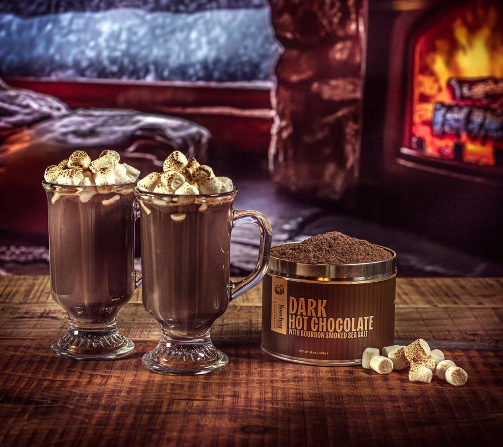 Bourbon Smoked Dark Hot Chocolate: Dunkler Kakao mit geräuchertem Meersalz. Süß, salzig & cremig – perfekt für heiße Schokolade, Kaffee & Cocktails.