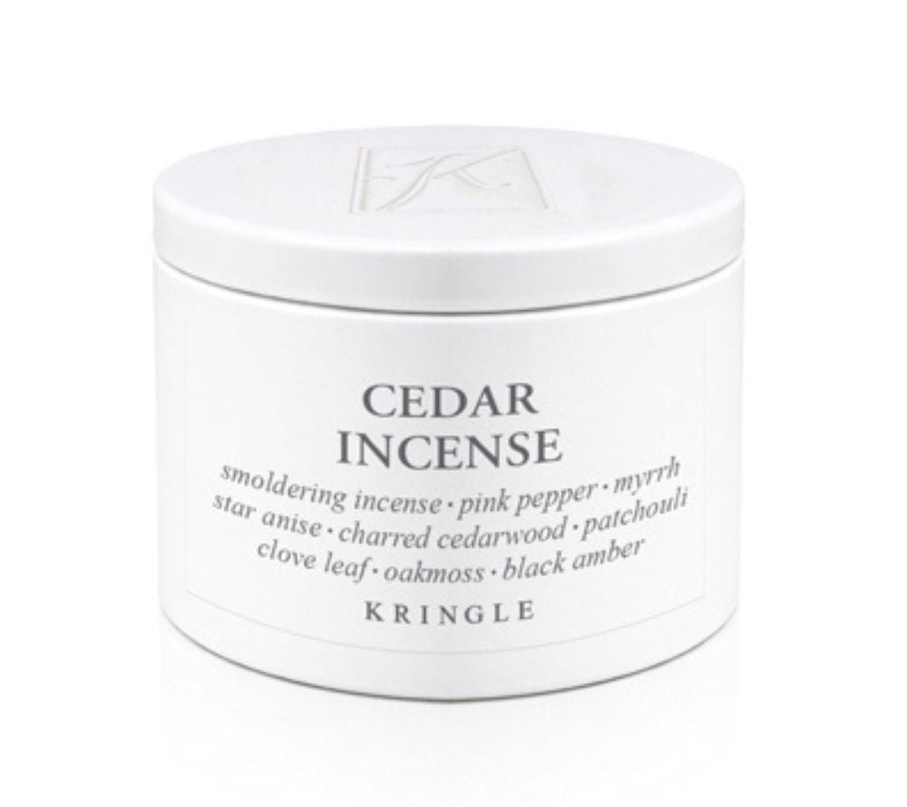 Cedar Incense Duftkerze Tin von Kringle Candle auf weißem Hintergrund