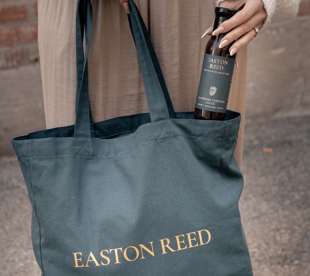 Easton Reed Tote Bag aus 100 % recycelter Baumwolle in der Signature-Farbe mit elegantem Rose-Gold-Schriftzug & praktischer Innentasche.