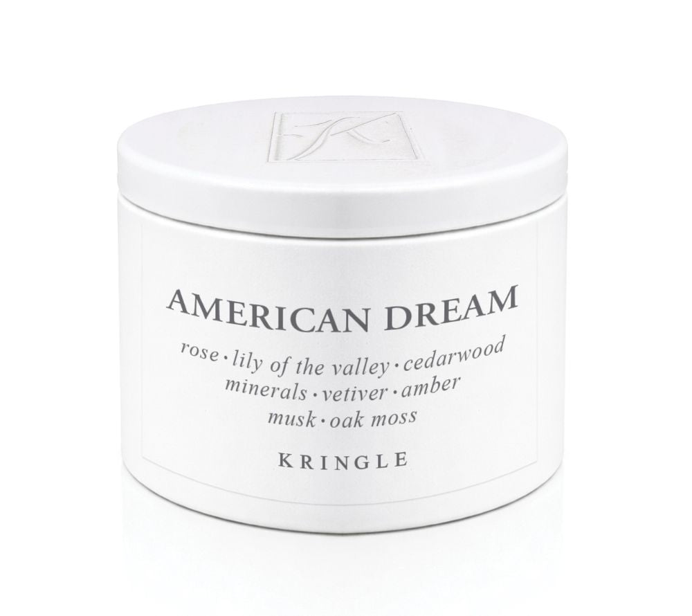 American Dream Duftkerze von Kringle Candle.  Floraler Duft mit warm-holziger Tiefe. Ideal für Sommerabende & gemütliche Wohnräume. In drei Größen entdecken.