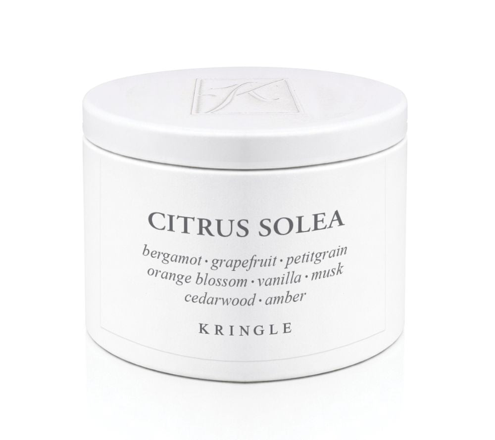 Citrus Solea Duftkerze von Kringle Candle in drei Größen kaufen. Mediterraner Duft mit spritzigen Citrusnoten. Ideal für Sommerstimmung & helle Wohnräume.