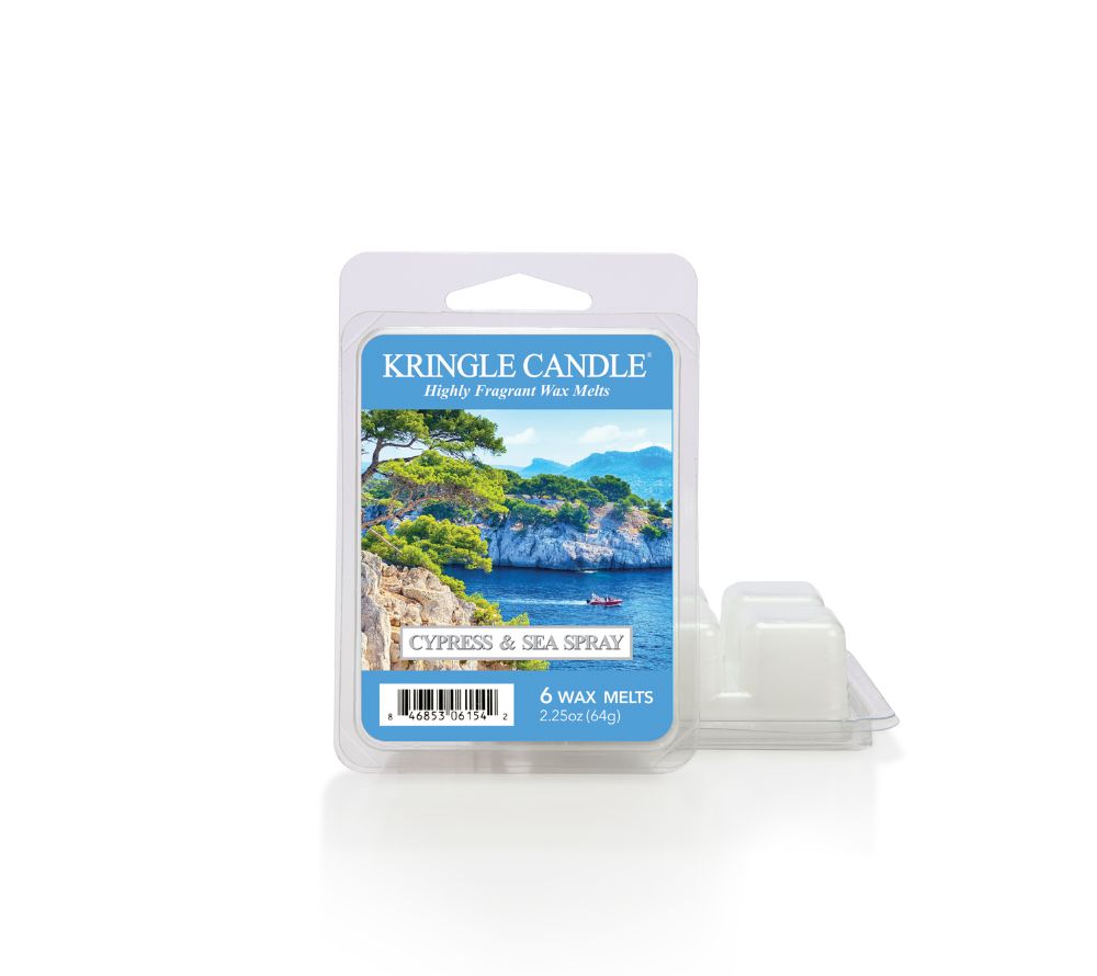 Cypress & Seaspray Duftkerze von Kringle Candle. Mediterraner Duft mit frischer Küstennote. Harmonische Verbindung aus Feige, Holz & Vanille. Jetzt kaufen.