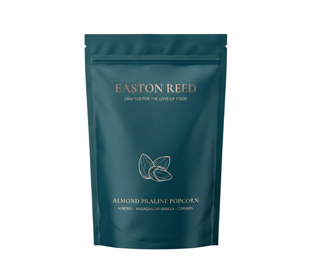Das Gourmet Popcorn Almond Praline von Easton Reed in einer edlen Verpackung auf einem weißen Hintergrund