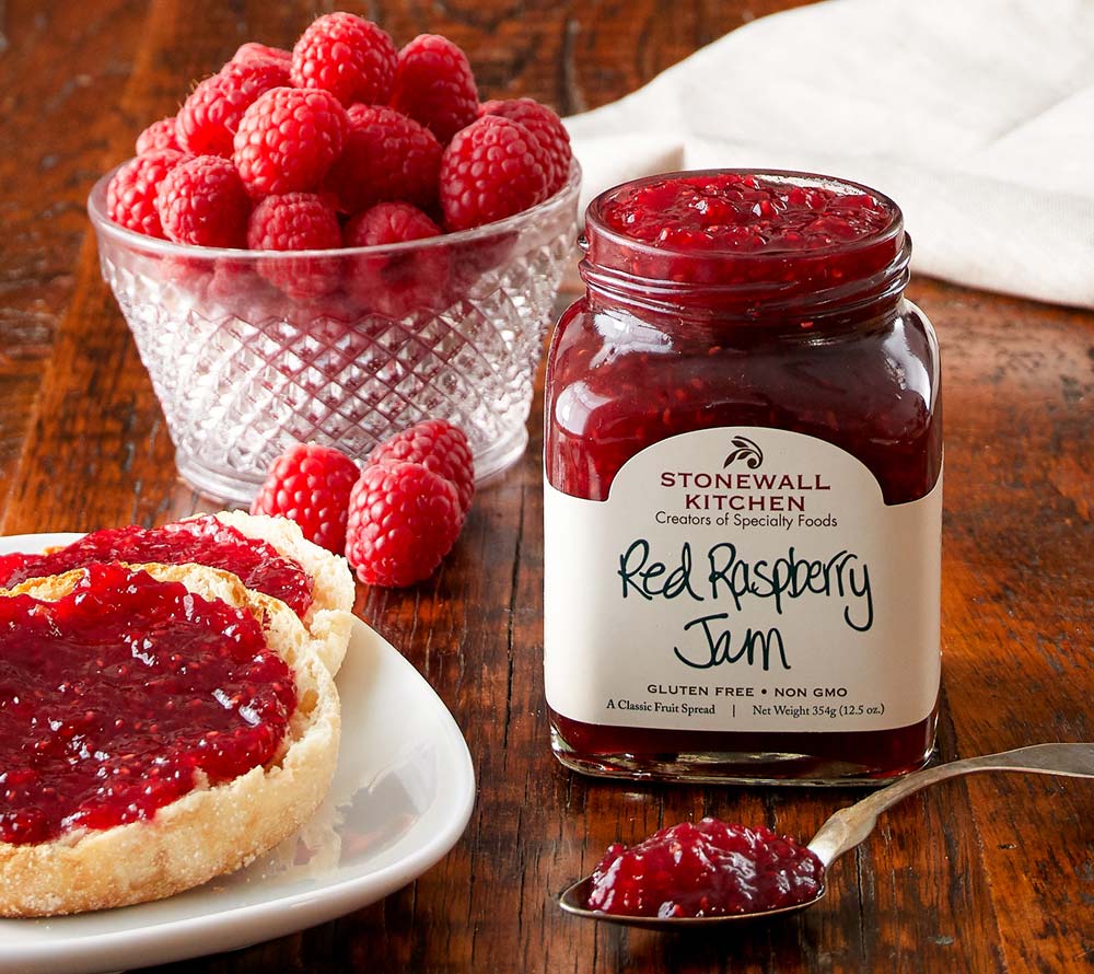 Red Raspberry Jam von Stonewall Kitchen überzeugt mit dem verführerischen Geschmack sonnengereifter, roter Himbeeren.