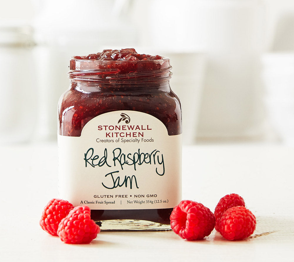 Red Raspberry Jam von Stonewall Kitchen überzeugt mit dem verführerischen Geschmack sonnengereifter, roter Himbeeren.