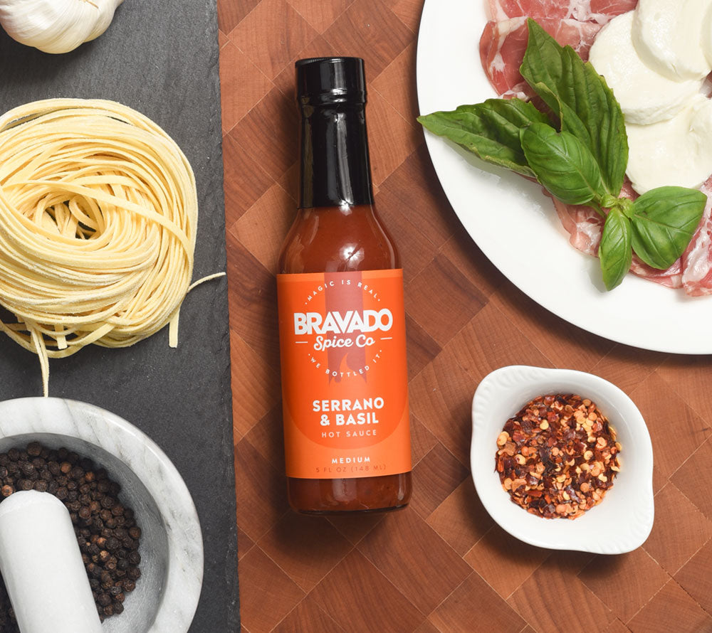 Serrano & Basil Hot Sauce ☆ Mit typisch italienischen Gewürzen ☆ Scharfe Sauce von Bravado Spice Co.