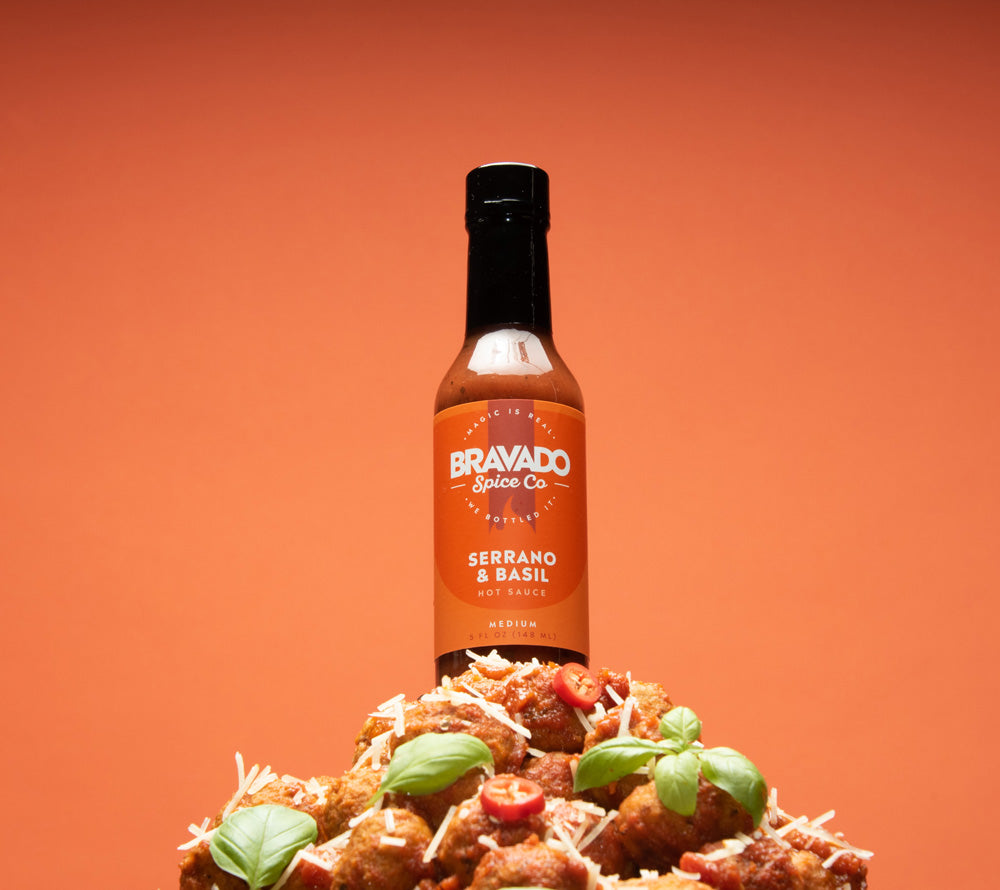 
                  
                    Serrano & Basil Hot Sauce ☆ Mit typisch italienischen Gewürzen ☆ Scharfe Sauce von Bravado Spice Co.
                  
                