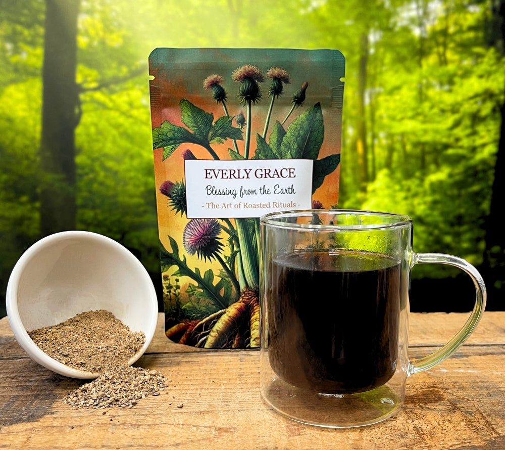 Blessing from the Earth von Everly Grace kaufen ☆ Naturkaffee aus Löwenzahn, Zichorienwurzel, Klettwurzel & Karamellgerstenmalz☆ Koffeinfrei ☆ Jetzt probieren!