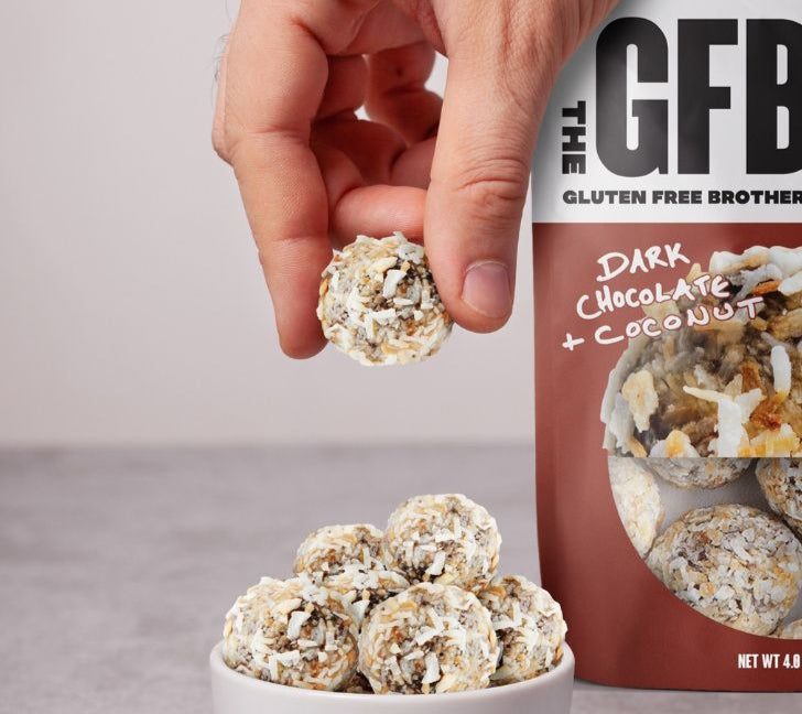 Dark Chocolate Coconut Bites von The Gluten Free Brothers bei American Heritage – vegan, glutenfrei & proteinreich. Perfekter Snackgenuss.