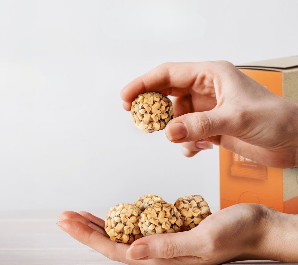 Dark Chocolate Peanut Butter Bites von The Gluten Free Brothers bei American Heritage – vegan, glutenfrei & proteinreich. Ein gesunder Snackgenuss.