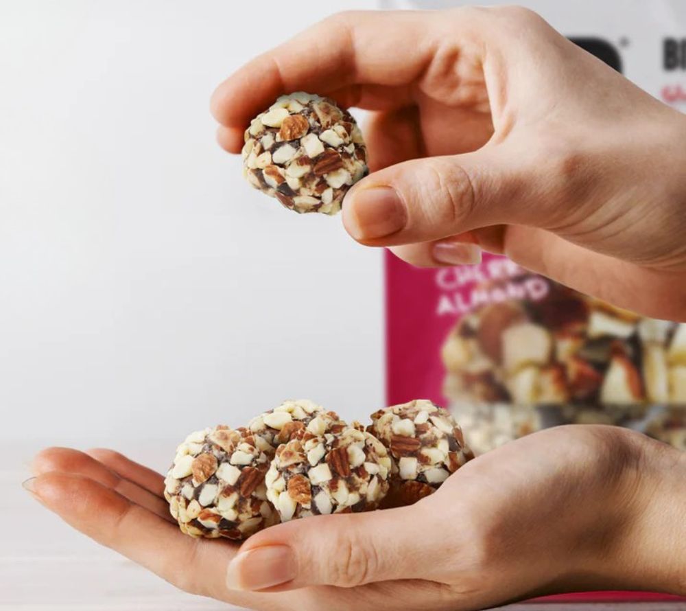 
                  
                    Chocolate Cherry Almond Bites von The Gluten Free Brothers bei American Heritage – vegan, glutenfrei & proteinreich. Fruchtig-nussiger Snackgenuss.
                  
                