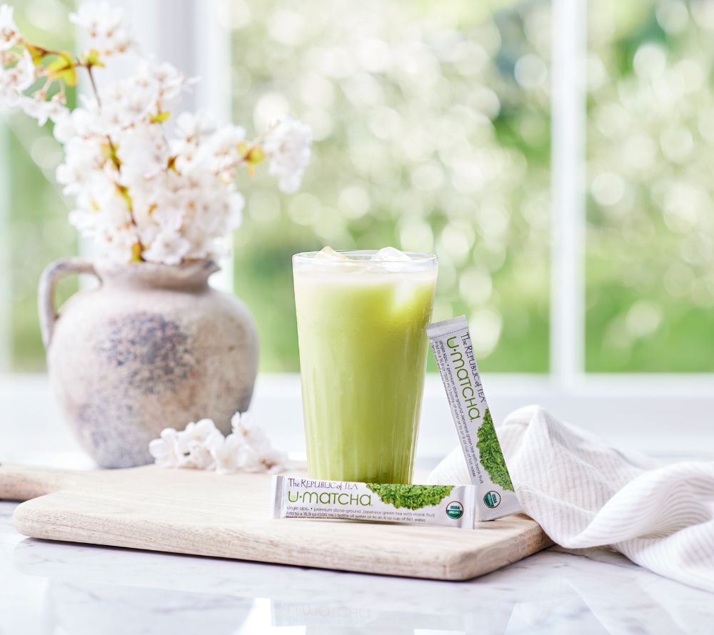 Matcha Single Sips®: 14 Portionssticks für unterwegs. Matcha leicht gesüßt, nur 15 kcal – einfach shaken oder rühren, heiß oder kalt genießen. Jetzt bestellen!
