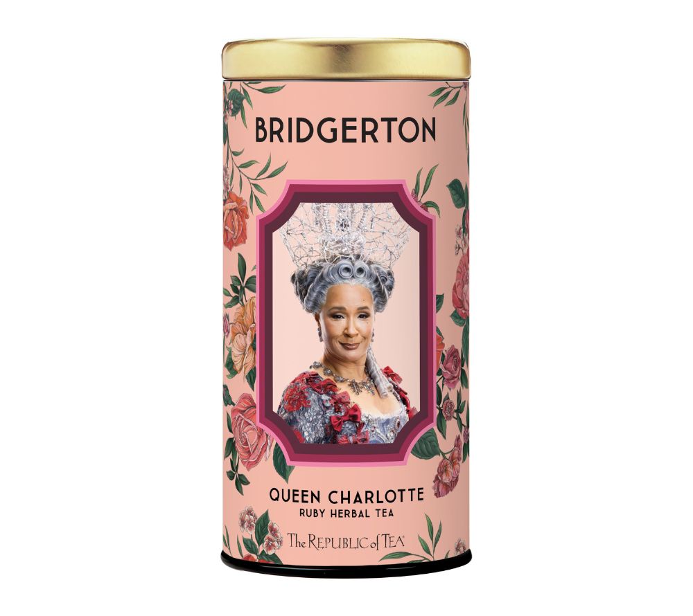 Kräutertee mit Hibiskus, Erdbeere & Rose. Fruchtig, floral & koffeinfrei – Bridgerton Ruby Tea für elegante Genussmomente.