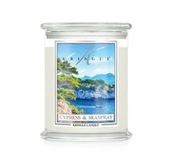Cypress & Seaspray Duftkerze von Kringle Candle. Mediterraner Duft mit frischer Küstennote. Harmonische Verbindung aus Feige, Holz & Vanille. Jetzt kaufen.