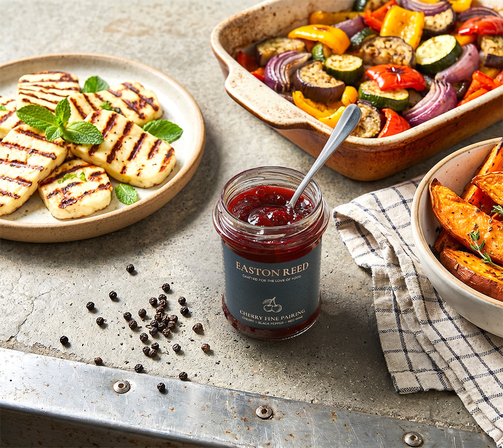 Cherry Black Pepper Red Wine Fine Pairing im Glas mit Käse, dunklem Brot und Rotwein serviert.