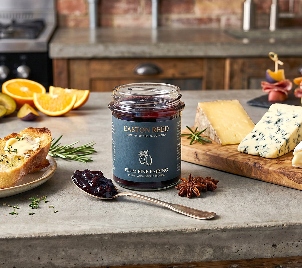 Plum Fine Pairing Pflaumen Chutney mit Anis und Orange serviert zu Käse und Brot auf einer Feinkostplatte.