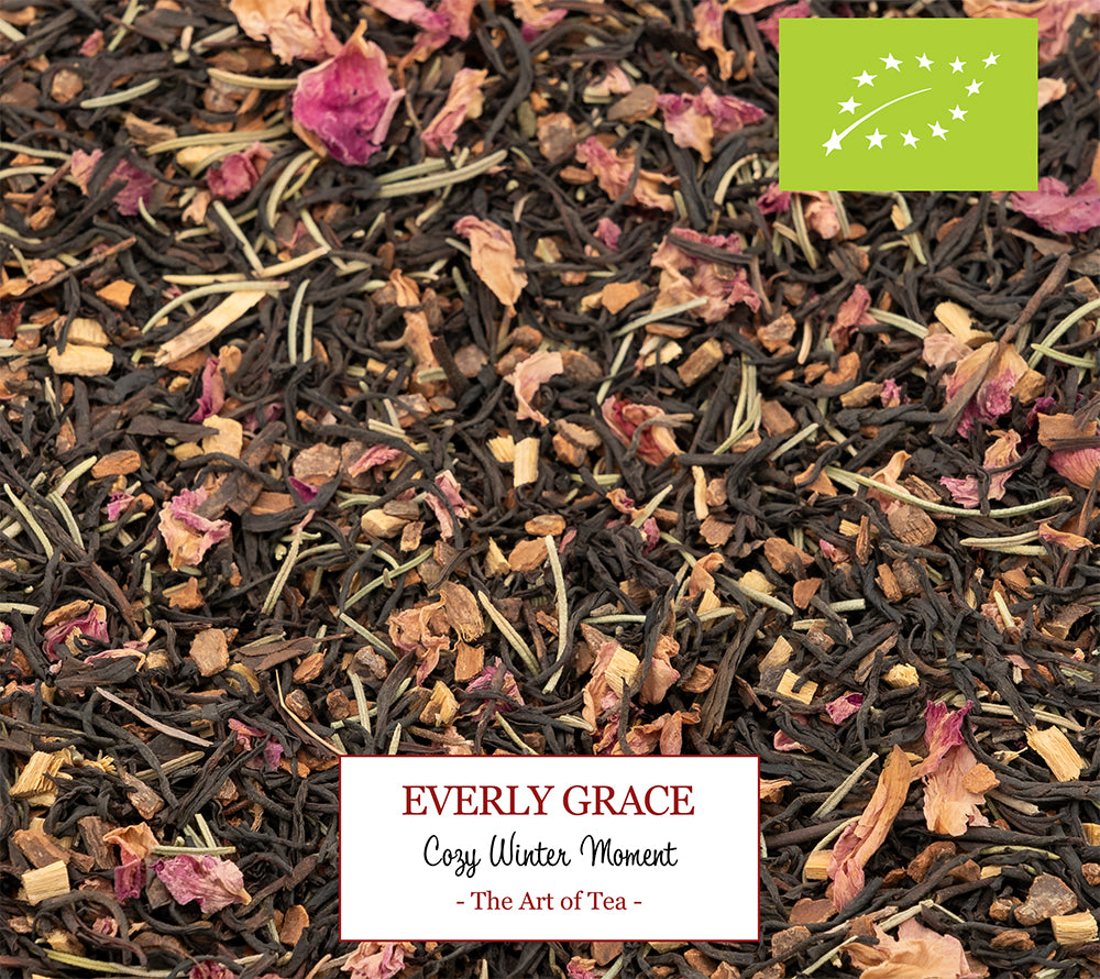 Entdecke Everly Grace Cozy Winter Moment Tea – aromatischer Bio-Schwarztee mit Zimt, Rosmarin, Süßholz & Rosenblüten. Perfekt für kuschelige Wintermomente.
