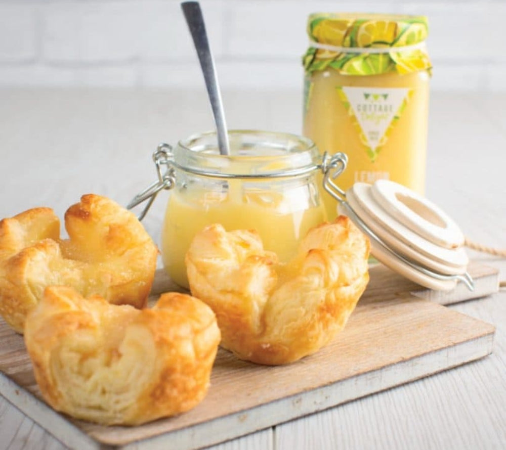 
                  
                    Lemon & Lime All Butter Curd von Cottage Delight kaufen | Englischer Fruchtaufstrich mit Zitrone, Limette & Butter | Handgemacht in England | Für Brot, Scones, Desserts | EU-weiter Versand
                  
                