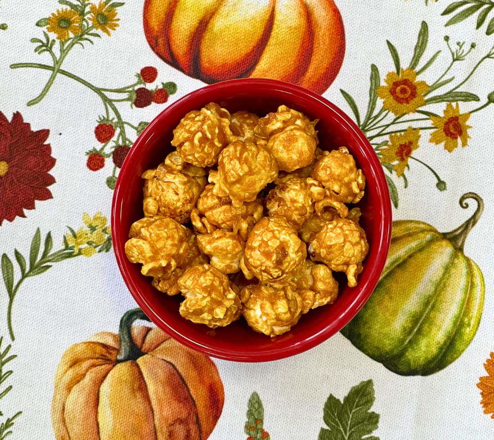 Everly Grace Popcorn - Pumpkin Spice Perfection kaufen ☆ Mit Karamell, Pumpkin Spice, Zimt und anderen herbstlichen Gewürzen ☆ Mehr Sorten ☆ Jetzt probieren!