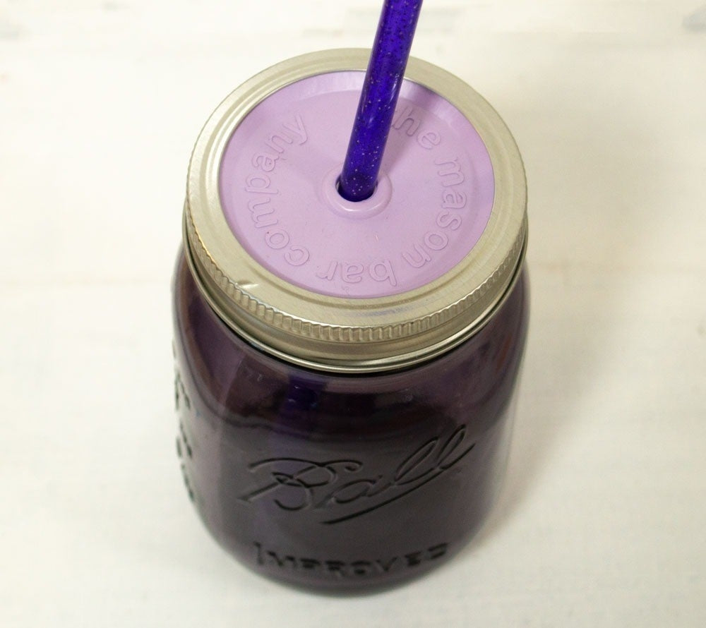 Wenn Sie Ihr Mason Ball Jar gern als Trinkgefäß verwenden, ist dieser nützliche Deckel mit Aussparung für Trinkhalme genau das Richtige für Sie. Damit können Sie Ihr Getränk auch unterwegs unbeschwert genießen.