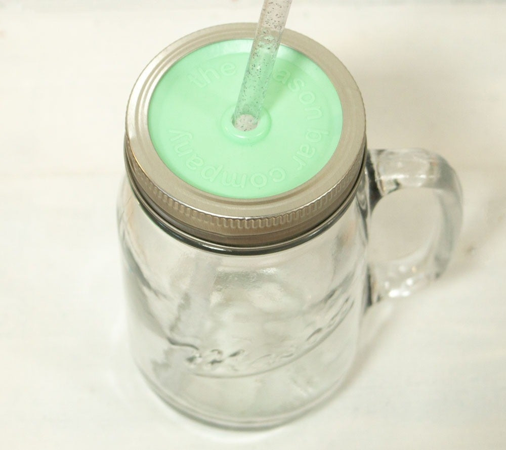 Wenn Sie Ihr Mason Ball Jar gern als Trinkgefäß verwenden, ist dieser nützliche Deckel mit Aussparung für Trinkhalme genau das Richtige für Sie. Damit können Sie Ihr Getränk auch unterwegs unbeschwert genießen.