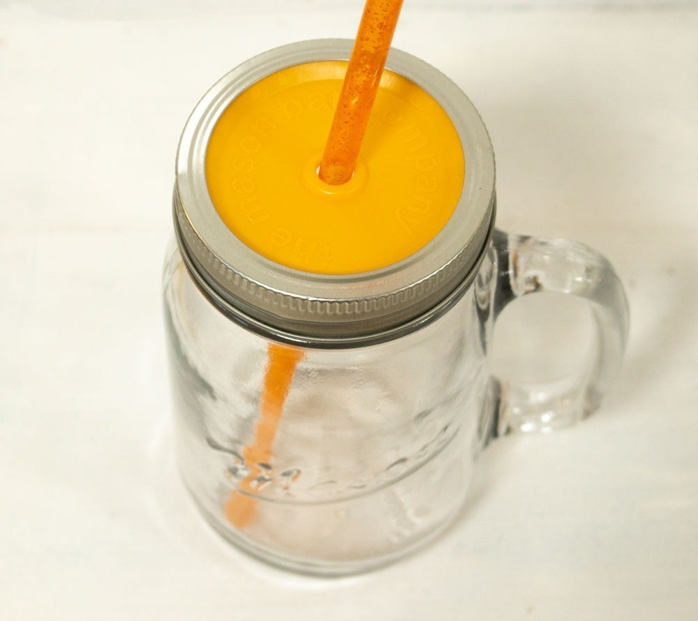 Wenn Sie Ihr Mason Ball Jar gern als Trinkgefäß verwenden, ist dieser nützliche Deckel mit Aussparung für Trinkhalme genau das Richtige für Sie. Damit können Sie Ihr Getränk auch unterwegs unbeschwert genießen.