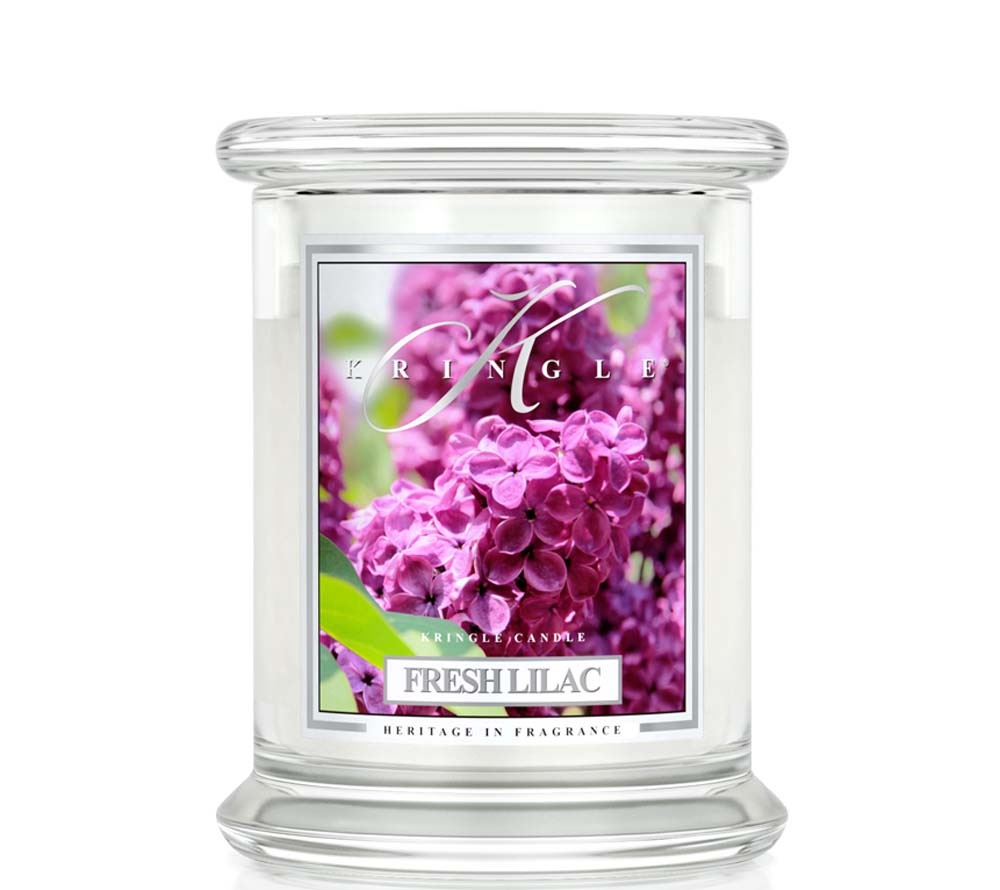 Freuen Sie sich auf den Frühling mit dieser herrlichen Flieder-Komposition von Kringle Candle! In den Kopfnoten harmoniert das Freesien-Aroma, das an Orangen und Zitronen erinnert, geradezu hinreißend mit dem cremig-süßen Duft von Magnolien.
