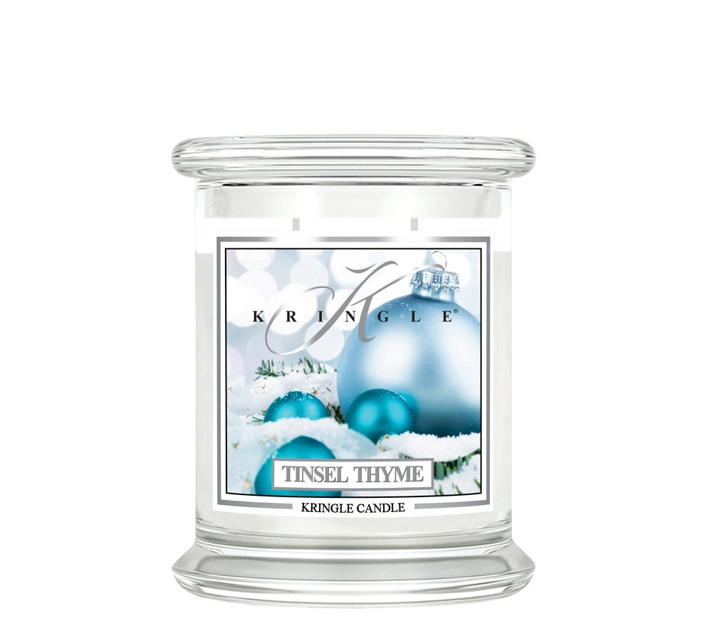 Kringle Jar Medium Tinsel & Thyme ☆ Der winterliche Wald ruft. Birke trifft auf Tannennadel in Kombination mit Moschus und saftigen Granatapfel. Eine sinnliche Duftkerze im winterlichen Stil von Kringle Candle.