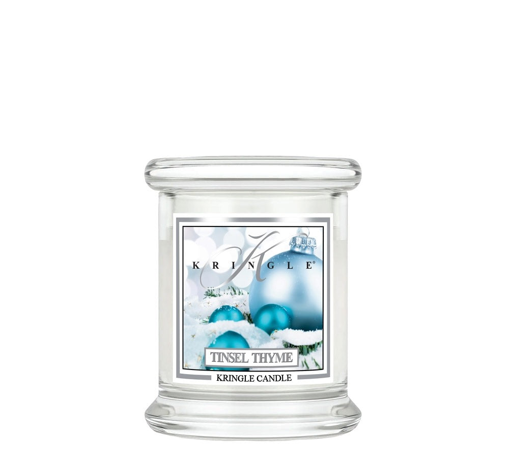 Kringle Daylight Tinsel & Thyme ☆ Der winterliche Wald ruft. Birke trifft auf Tannennadel in Kombination mit Moschus und saftigen Granatapfel. Eine sinnliche Duftkerze im winterlichen Stil von Kringle Candle.