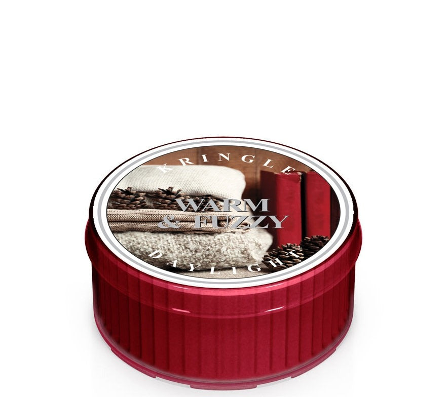Kringle Daylight Warm & Fuzzy ☆ Duftkerze von Kringle Candle mit Zedernholzaroma und Noten von Veilchen und Rose. Wärme und Behaglichkeit in der kühleren Jahreszeit.