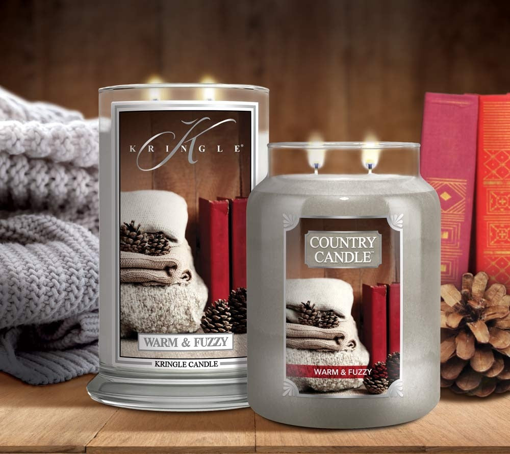 Kringle Candle Warm & Fuzzy bei American Heritage ☆ Duftkerze von Kringle Candle mit Zedernholzaroma und Noten von Veilchen und Rose. Wärme und Behaglichkeit in der kühleren Jahreszeit.