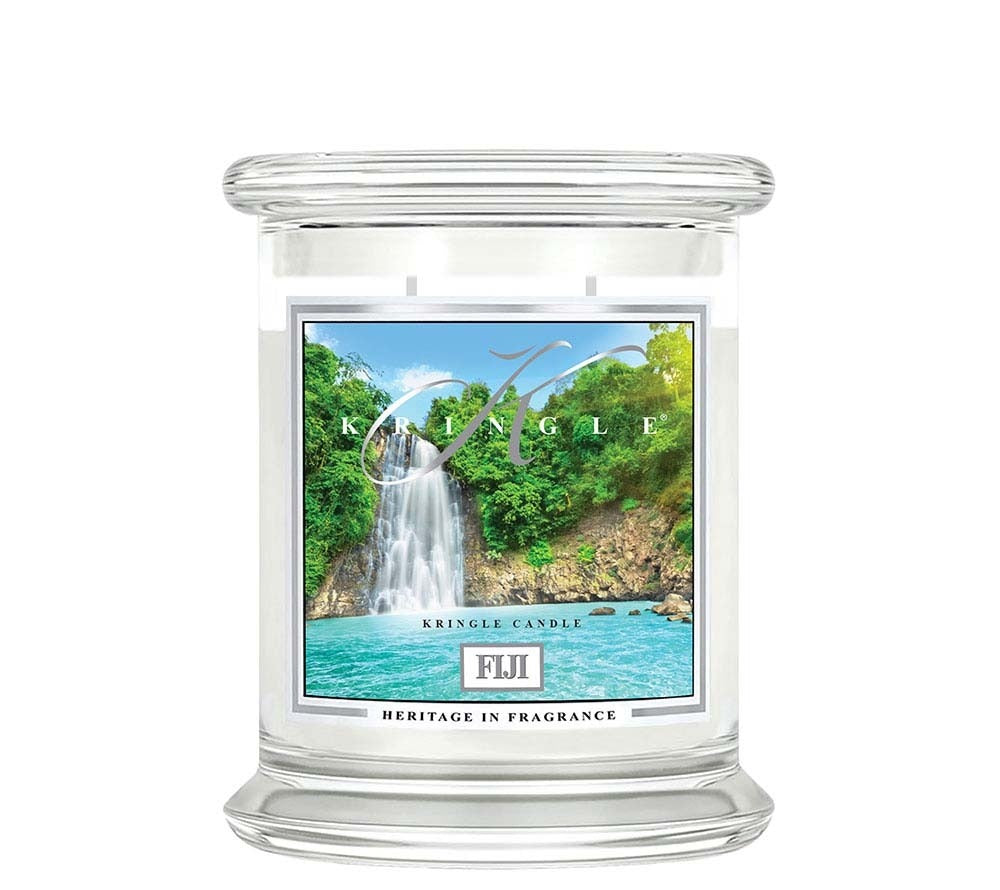 Fiji Medium Jar von Kringle Candle bei American Heritage ☆ Ein tropischer Traum, genauer gesagt Duft-Traum, ist unsere neue Fiji-Kerze von Kringle Candle.