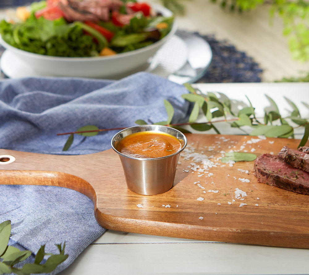 Kleiner Becher aus rostfreiem Stahl ideal zum Reichen von Saucen, Dressings und Dips.