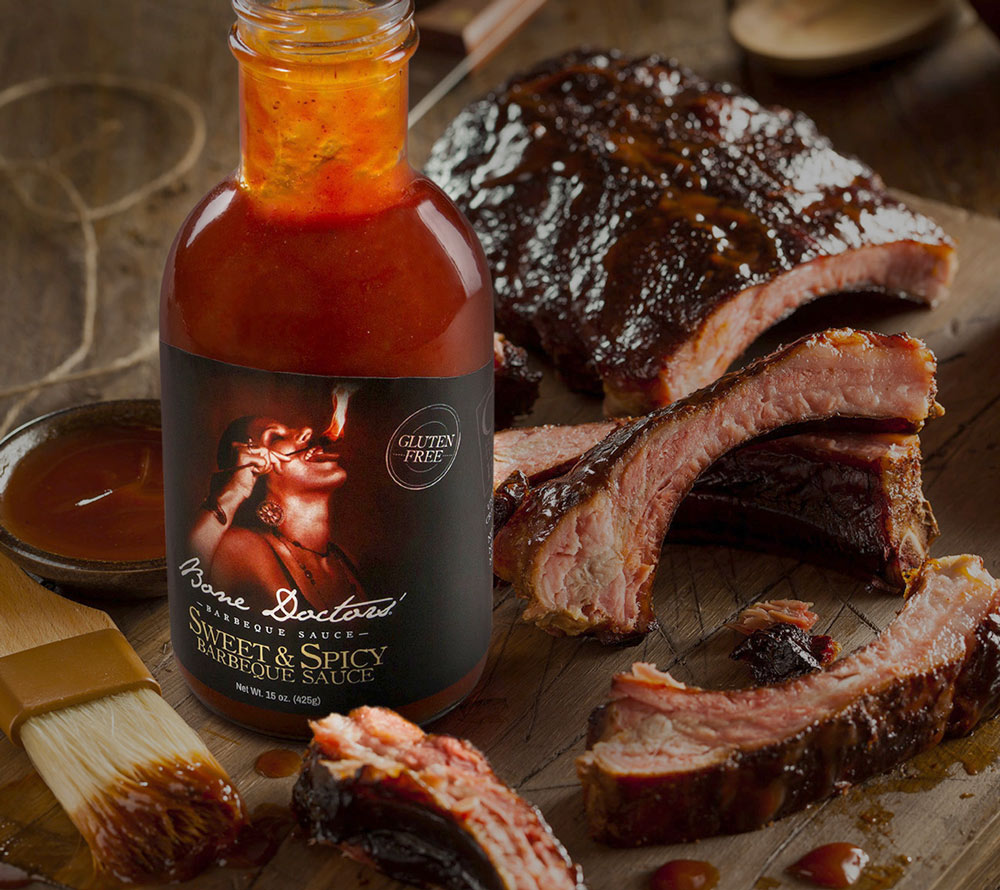 
                  
                    Gegensätze ziehen sich an – dieses Sprichwort trifft voll und ganz auf den Geschmack von Bone Doctors‘ Sweet & Spicy Barbeque Sauce zu. Süße Pfirsiche und Cranberries mischen sich mit kräftiger Worchester Sauce und dem typisch rauchigen BBQ-Aroma.
                  
                